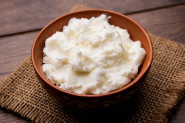 Ev yapımı beyaz tereyağı veya Makhan/Makkhan Hintçe, servis bir kase içinde. seçici odak