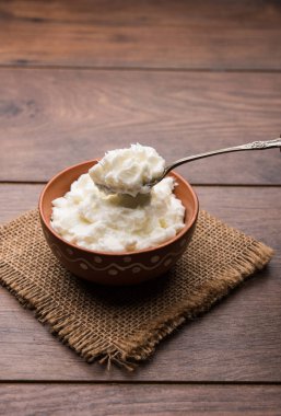 Ev yapımı beyaz tereyağı veya Makhan/Makkhan Hintçe, servis bir kase içinde. seçici odak