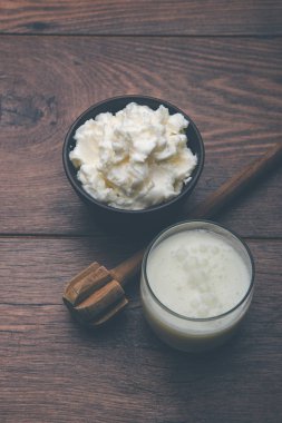 Ev yapımı beyaz tereyağı veya Makhan/Makkhan Hintçe, servis bir kase içinde. seçici odak