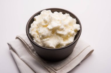 Ev yapımı beyaz tereyağı veya Makhan/Makkhan Hintçe, servis bir kase içinde. seçici odak