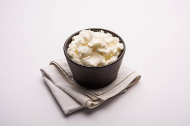 Ev yapımı beyaz tereyağı veya Makhan/Makkhan Hintçe, servis bir kase içinde. seçici odak