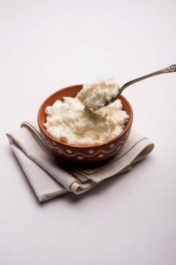Ev yapımı beyaz tereyağı veya Makhan/Makkhan Hintçe, servis bir kase içinde. seçici odak