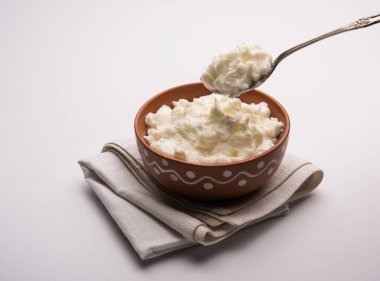 Ev yapımı beyaz tereyağı veya Makhan/Makkhan Hintçe, servis bir kase içinde. seçici odak