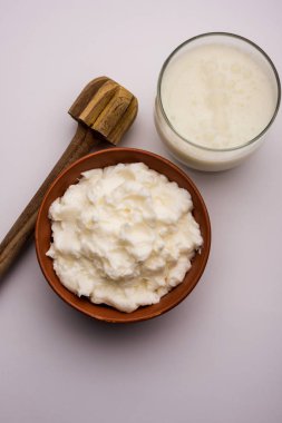 Ev yapımı beyaz tereyağı veya Makhan/Makkhan Hintçe, servis bir kase içinde. seçici odak