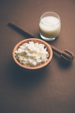 Ev yapımı beyaz tereyağı veya Makhan/Makkhan Hintçe, servis bir kase içinde. seçici odak