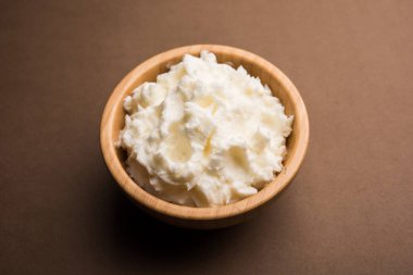 Ev yapımı beyaz tereyağı veya Makhan/Makkhan Hintçe, servis bir kase içinde. seçici odak