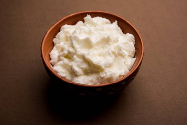 Ev yapımı beyaz tereyağı veya Makhan/Makkhan Hintçe, servis bir kase içinde. seçici odak