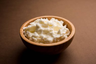 Ev yapımı beyaz tereyağı veya Makhan/Makkhan Hintçe, servis bir kase içinde. seçici odak