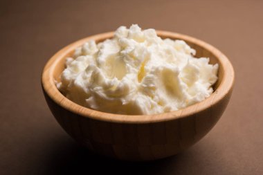 Ev yapımı beyaz tereyağı veya Makhan/Makkhan Hintçe, servis bir kase içinde. seçici odak