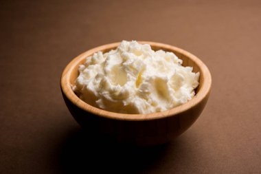 Ev yapımı beyaz tereyağı veya Makhan/Makkhan Hintçe, servis bir kase içinde. seçici odak