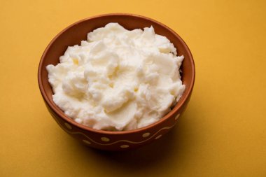 Ev yapımı beyaz tereyağı veya Makhan/Makkhan Hintçe, servis bir kase içinde. seçici odak