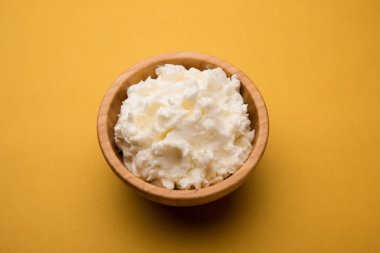 Ev yapımı beyaz tereyağı veya Makhan/Makkhan Hintçe, servis bir kase içinde. seçici odak