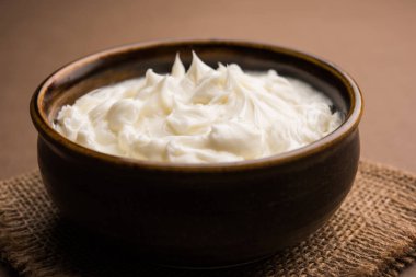 Ev yapımı beyaz tereyağı veya Makhan/Makkhan Hintçe, servis bir kase içinde. seçici odak