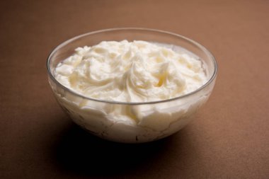 Ev yapımı beyaz tereyağı veya Makhan/Makkhan Hintçe, servis bir kase içinde. seçici odak