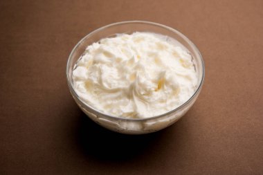 Ev yapımı beyaz tereyağı veya Makhan/Makkhan Hintçe, servis bir kase içinde. seçici odak