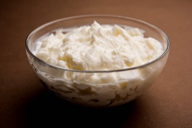 Ev yapımı beyaz tereyağı veya Makhan/Makkhan Hintçe, servis bir kase içinde. seçici odak