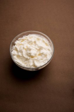 Ev yapımı beyaz tereyağı veya Makhan/Makkhan Hintçe, servis bir kase içinde. seçici odak