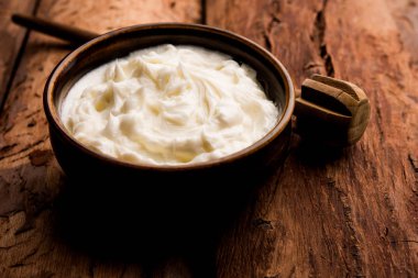 Ev yapımı beyaz tereyağı veya Makhan/Makkhan Hintçe, servis bir kase içinde. seçici odak