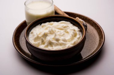 Ev yapımı beyaz tereyağı veya Makhan/Makkhan Hintçe, servis bir kase içinde. seçici odak