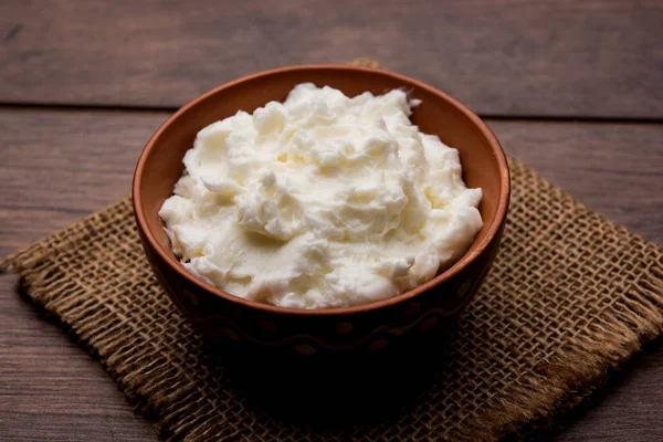 Ev yapımı beyaz tereyağı veya Makhan/Makkhan Hintçe, servis bir kase içinde. seçici odak