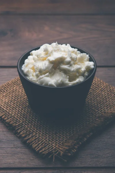 Ev yapımı beyaz tereyağı veya Makhan/Makkhan Hintçe, servis bir kase içinde. seçici odak