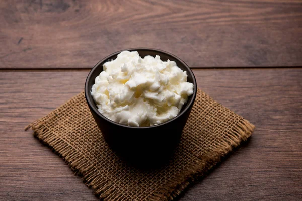 Ev yapımı beyaz tereyağı veya Makhan/Makkhan Hintçe, servis bir kase içinde. seçici odak