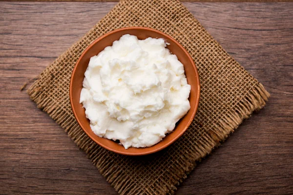 Ev yapımı beyaz tereyağı veya Makhan/Makkhan Hintçe, servis bir kase içinde. seçici odak