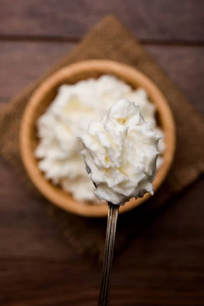 自制的白色黄油或 Makkhanin 印地语 在碗中食用 选择性对焦 — 图库照片