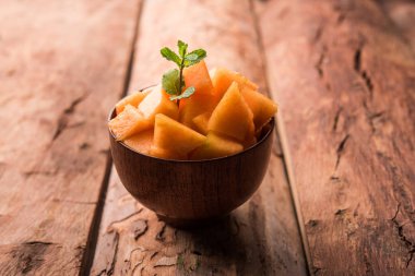 Kavun / kavun / kharbuja parçalar halinde kesilmiş bir kasede servis. seçici odak