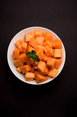 Kavun / kavun / kharbuja parçalar halinde kesilmiş bir kasede servis. seçici odak