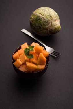 Kavun / kavun / kharbuja parçalar halinde kesilmiş bir kasede servis. seçici odak