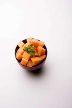 Kavun / kavun / kharbuja parçalar halinde kesilmiş bir kasede servis. seçici odak