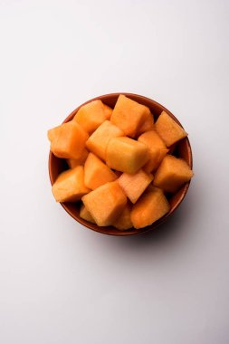 Kavun / kavun / kharbuja parçalar halinde kesilmiş bir kasede servis. seçici odak