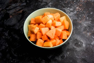 Kavun / kavun / kharbuja parçalar halinde kesilmiş bir kasede servis. seçici odak