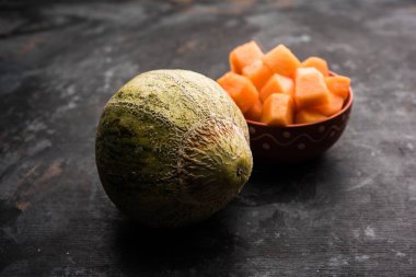 Kavun / kavun / kharbuja parçalar halinde kesilmiş bir kasede servis. seçici odak