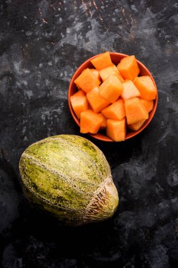 Kavun / kavun / kharbuja parçalar halinde kesilmiş bir kasede servis. seçici odak