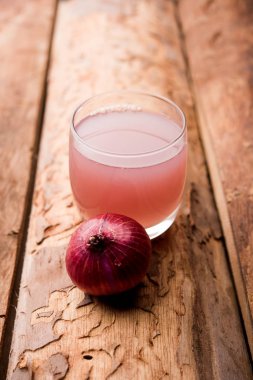 Tıbbi soğan suyu/şurubu bir bardak çiğ soğan ile. seçici odak