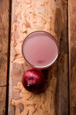 Tıbbi soğan suyu/şurubu bir bardak çiğ soğan ile. seçici odak