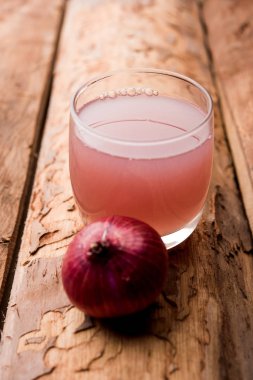 Tıbbi soğan suyu/şurubu bir bardak çiğ soğan ile. seçici odak