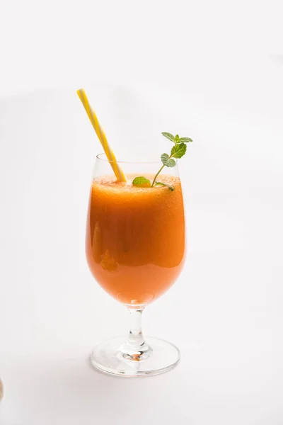 用薄片的麝香瓜汁 也被称为 Kharbuje Kharbuja 水果提取物 在一个与薄荷的杯子中食用 选择性对焦 — 图库照片