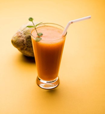 Misk kavun suyu ile dilim, olarak da bilinen Kharbuj/kharbuja meyve özü, bir bardak nane ile servis. seçici odak