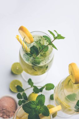 Shikanji, Punjab/India 'dan kaynaklanan bir limonata. Shikanjvi veya nimbu Pani veya şerbet olarak da bilinir. popüler yaz soğuk içecek