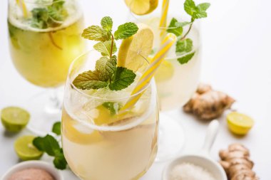 Shikanji, Punjab/India 'dan kaynaklanan bir limonata. Shikanjvi veya nimbu Pani veya şerbet olarak da bilinir. popüler yaz soğuk içecek