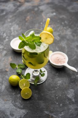 Shikanji, Punjab/India 'dan kaynaklanan bir limonata. Shikanjvi veya nimbu Pani veya şerbet olarak da bilinir. popüler yaz soğuk içecek