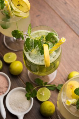 Shikanji, Punjab/India 'dan kaynaklanan bir limonata. Shikanjvi veya nimbu Pani veya şerbet olarak da bilinir. popüler yaz soğuk içecek