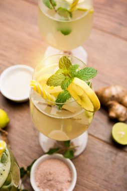 Shikanji, Punjab/India 'dan kaynaklanan bir limonata. Shikanjvi veya nimbu Pani veya şerbet olarak da bilinir. popüler yaz soğuk içecek