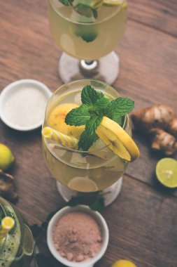 Shikanji, Punjab/India 'dan kaynaklanan bir limonata. Shikanjvi veya nimbu Pani veya şerbet olarak da bilinir. popüler yaz soğuk içecek