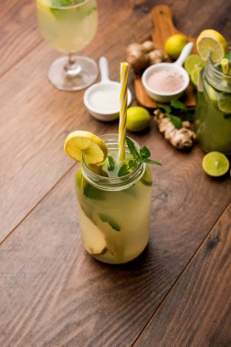 Shikanji, Punjab/India 'dan kaynaklanan bir limonata. Shikanjvi veya nimbu Pani veya şerbet olarak da bilinir. popüler yaz soğuk içecek