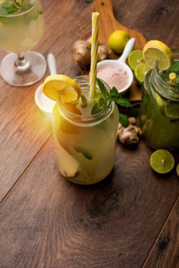 Shikanji, Punjab/India 'dan kaynaklanan bir limonata. Shikanjvi veya nimbu Pani veya şerbet olarak da bilinir. popüler yaz soğuk içecek