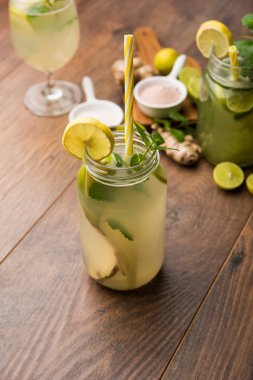 Shikanji, Punjab/India 'dan kaynaklanan bir limonata. Shikanjvi veya nimbu Pani veya şerbet olarak da bilinir. popüler yaz soğuk içecek